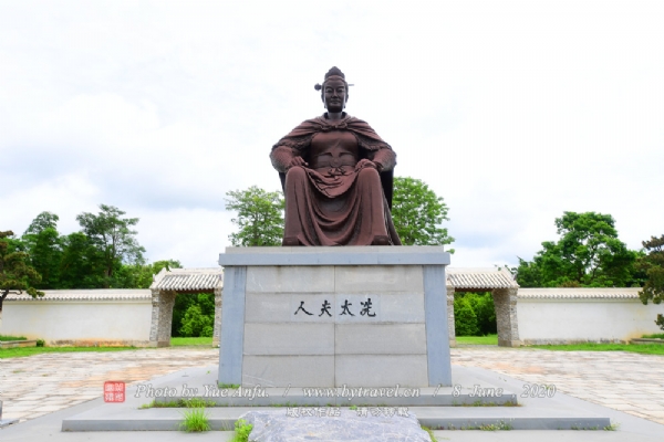 A Journey Through Time: Exploring Maoming Sui Qiaoguo Furen Xianshi Mu in Guangdong