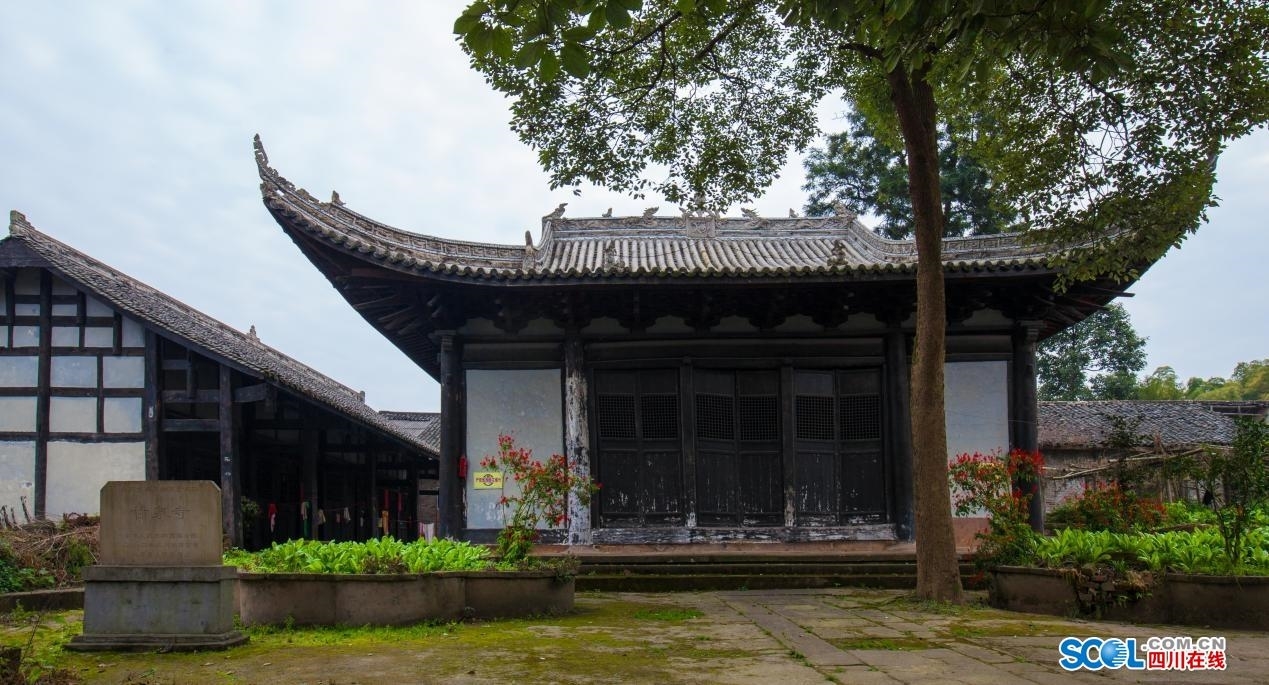 A scenic view of Meishan Shuangbao Paifang