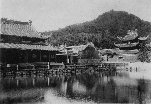 A scenic view of Ningbo Ayuwangsi
