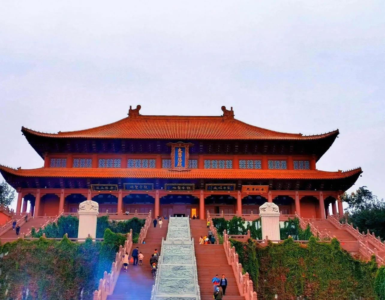 A scenic view of Pingdingshan Xiangshansidabeiguanyindashitahibeike