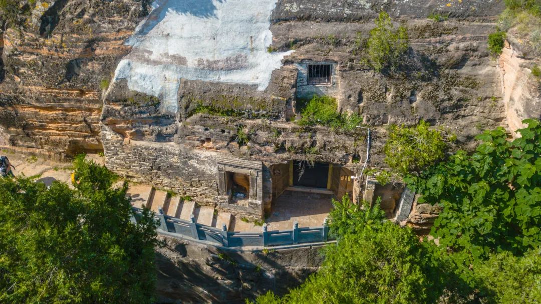 A scenic view of Pingliang Shigongsi Shiku