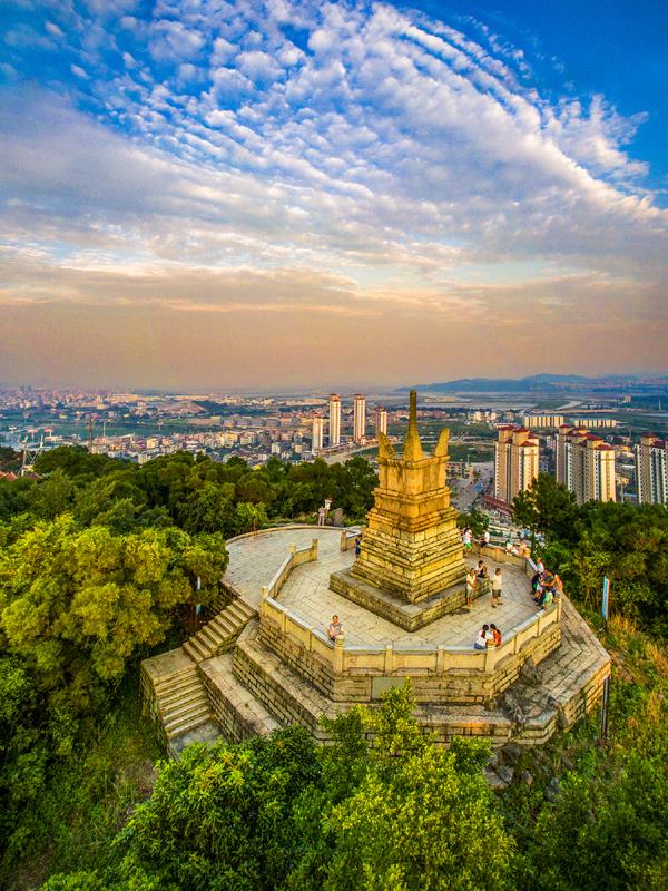 A scenic view of Putian Longhua Shuangta