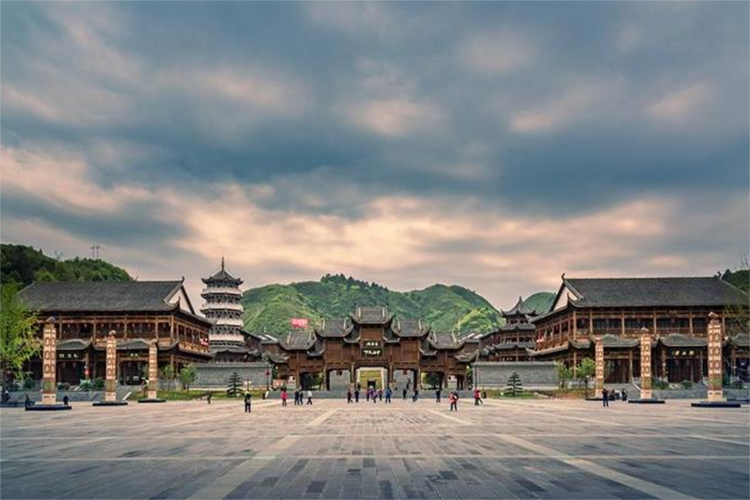 A Traveler’s Guide to Qiannan Shuizu Muqun: Immersive Culture and Breathtaking Scenery in Guizhou