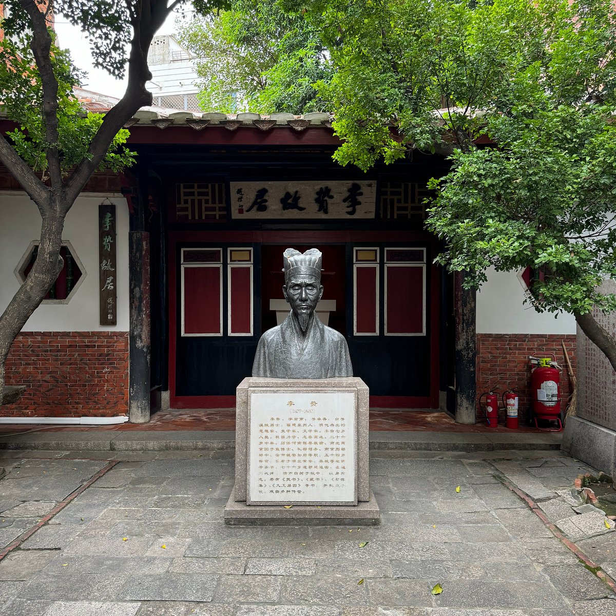A scenic view of Quanzhou Guanshan Lishi Minju