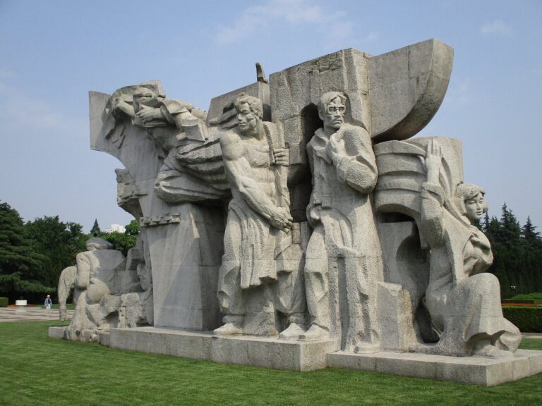 Unveiling the History and Beauty of Longhua Lieshi Jiniandi in Xuhui
