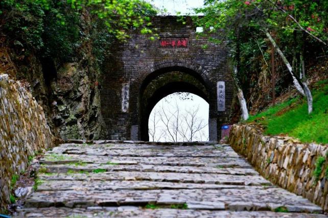 A scenic view of Shaoguan Nanyue Xiongguan Gudao