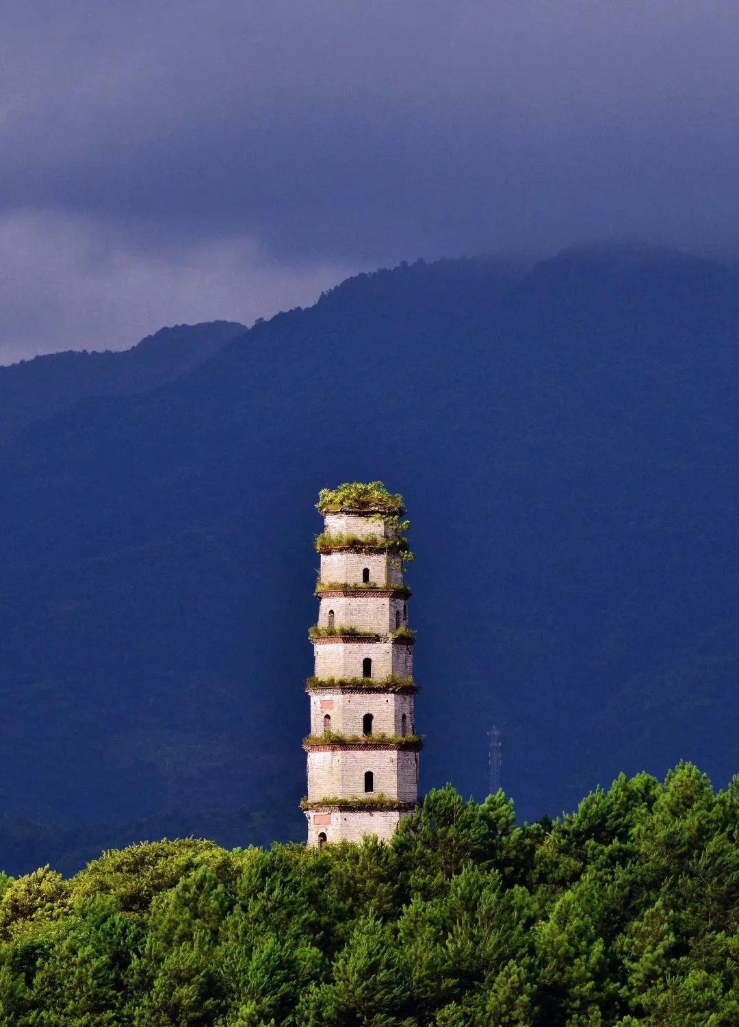 A scenic view of Shaoguan Sanyingta