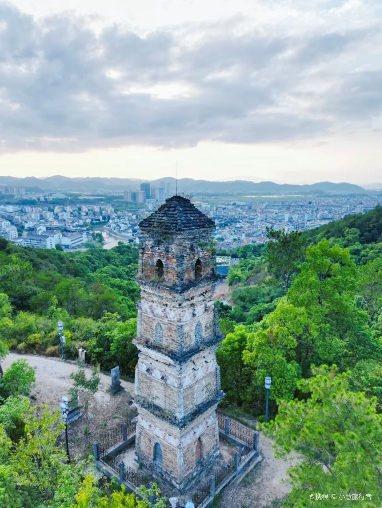 A Guide to Shaoxing Donghuachengsi Ta: Embrace the Tranquility of Zhejiang’s Scenic Lakes