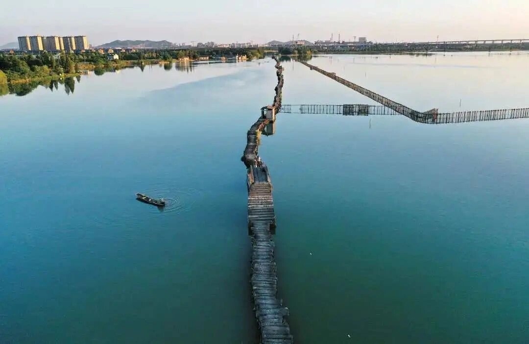 A scenic view of Shaoxing Zeluohu Bitang