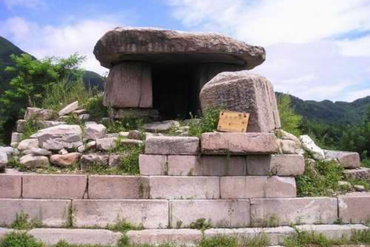 A scenic view of Siping Erlonghu Gucheng Yizhi