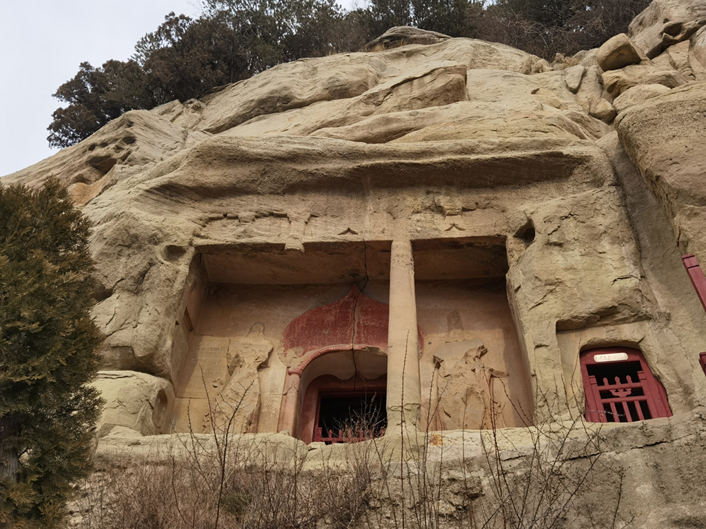 A scenic view of Taiyuan Longshan Grottoes