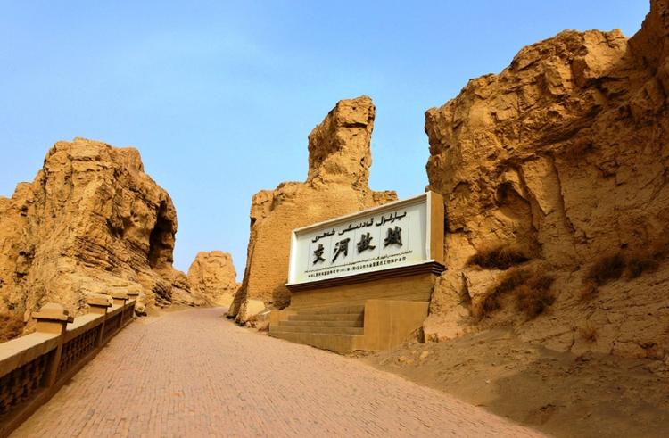 A scenic view of Turpan Yaerhu Gucheng Jiaohe Gucheng