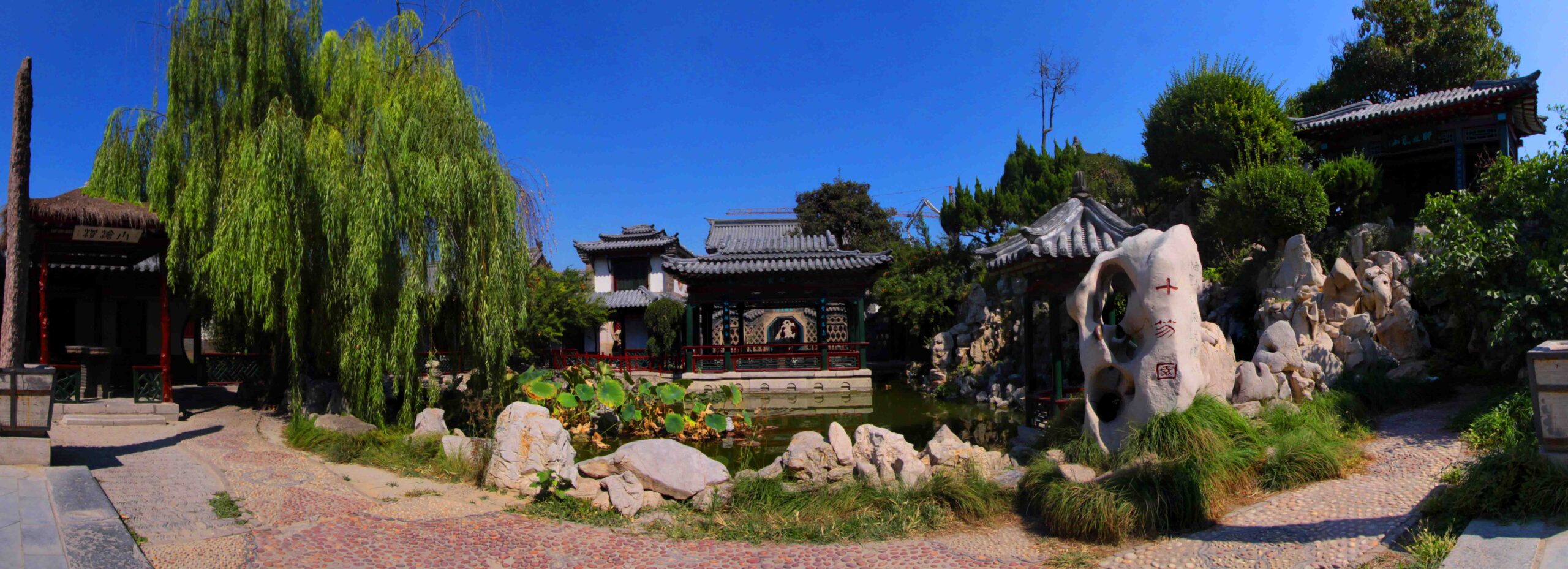 A scenic view of Weifang Shihu Yuan