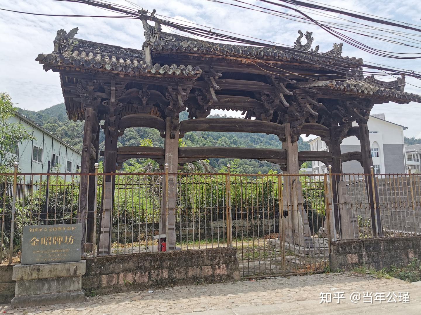 A scenic view of Wenzhou Jinzhao Paifang He Xiantai Paifang