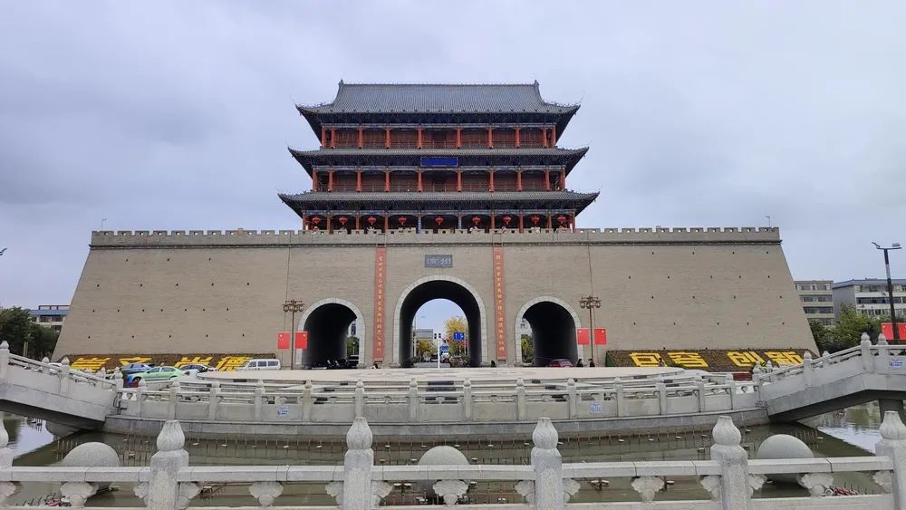 A scenic view of Wuwei Chongxiu Huguosi Ganyingta Bei