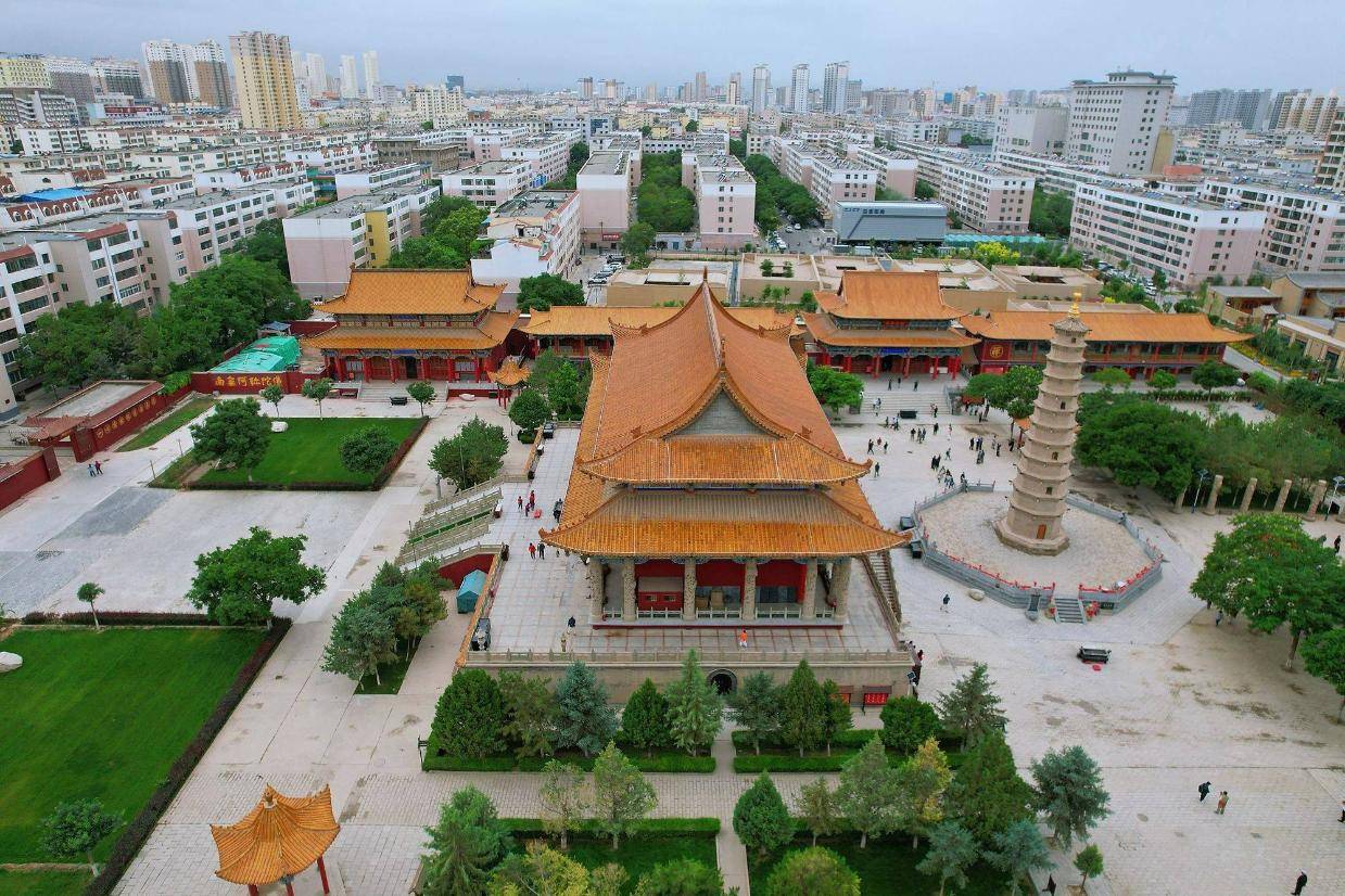 A scenic view of Wuwei Shengrongsi