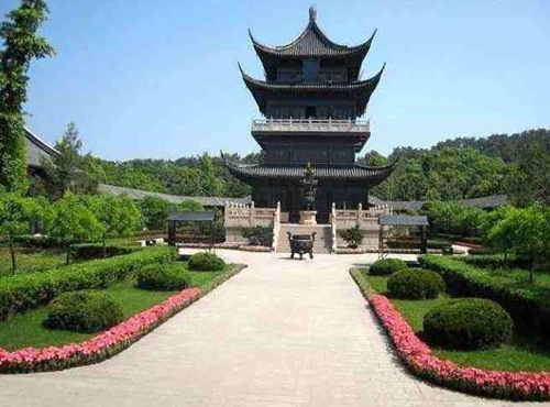 A scenic view of Wuxi Taibomiao He Mu