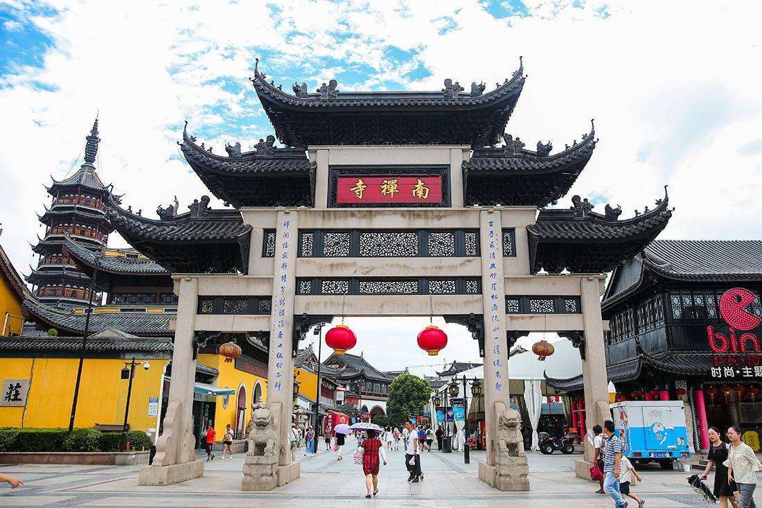 A scenic view of Wuxi Xingguosi Ta