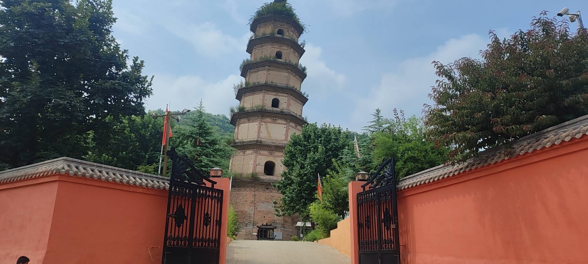 A scenic view of Xian Daqin Temple Pagoda