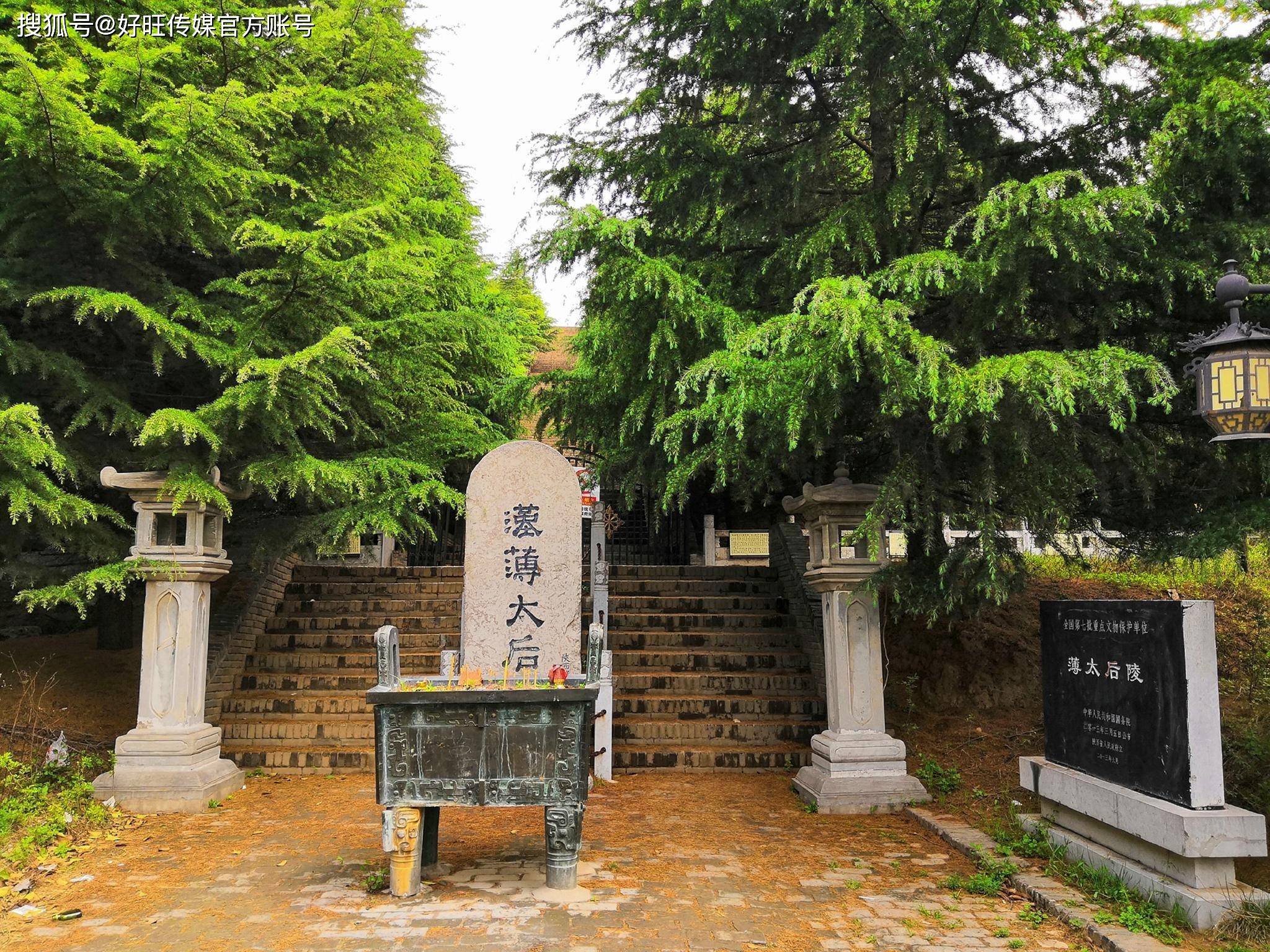 A scenic view of Xian Dou Empress Dowager Tomb
