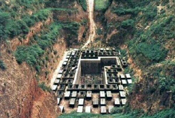 A scenic view of Xian Dou Empress Dowager Tomb