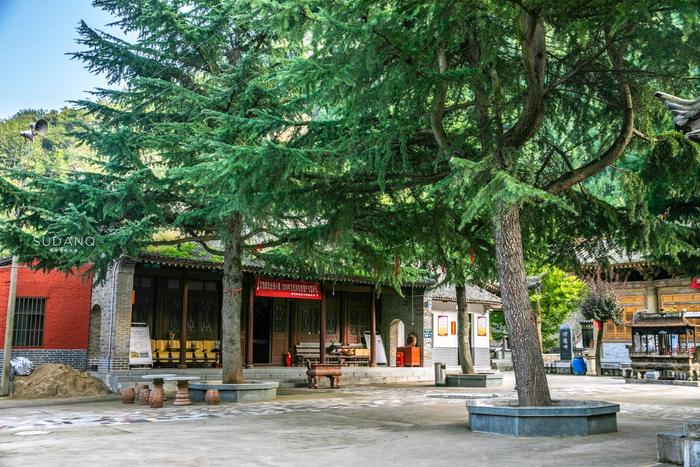 A scenic view of Xian Huxian Huayang Temple Dongyue Xiandian