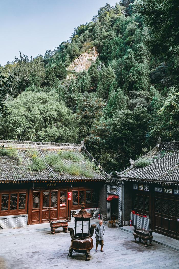 A scenic view of Xian Huxian Huayang Temple Dongyue Xiandian