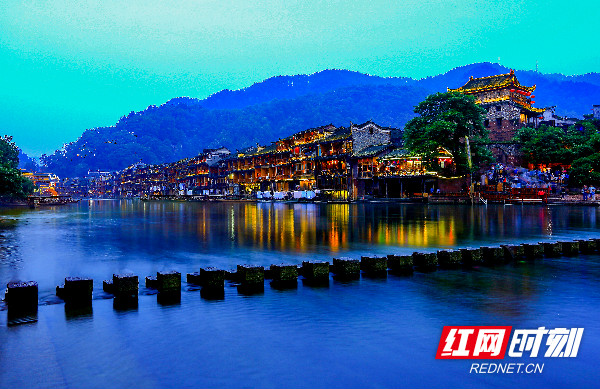 A scenic view of Xiangxi Pushizhen Gujianzhuqun