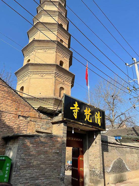 A scenic view of Xianyang Qingfan Temple Pagoda