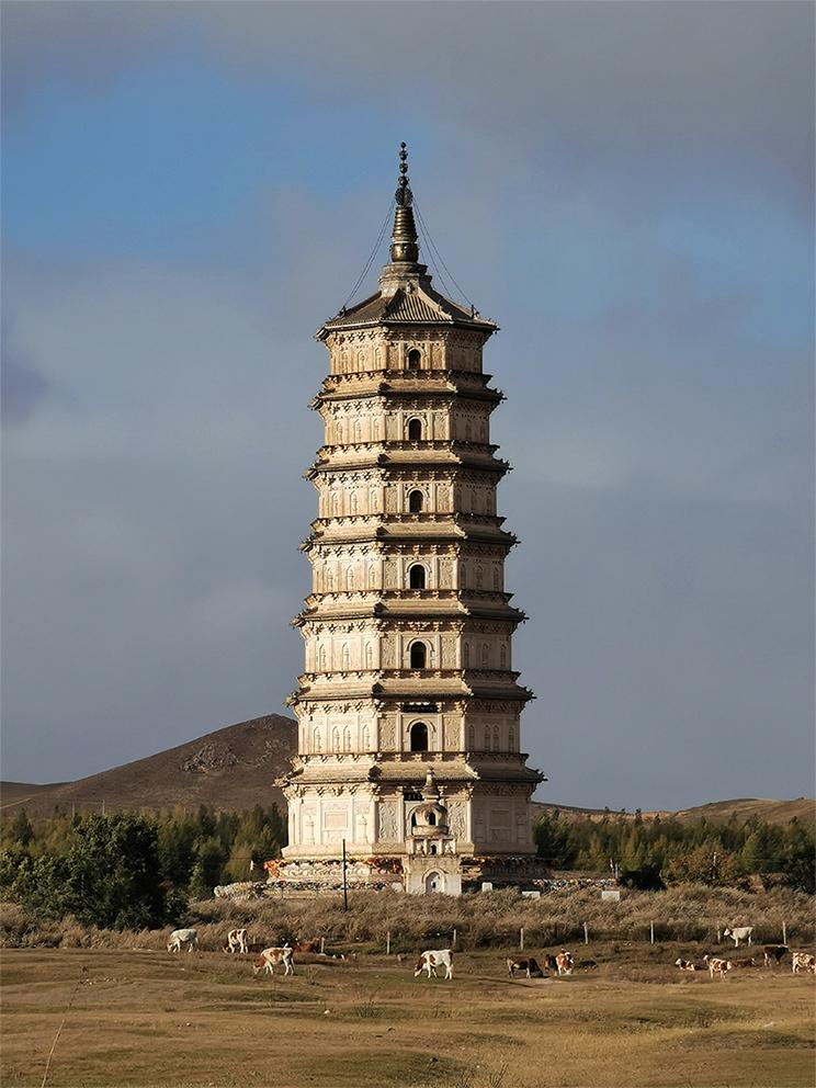 A scenic view of Xianyang Wulingsi Pagoda
