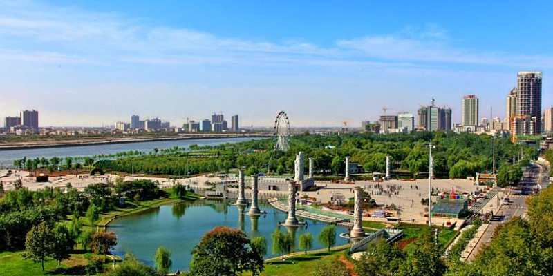 A scenic view of Xianyang Wulingsi Pagoda