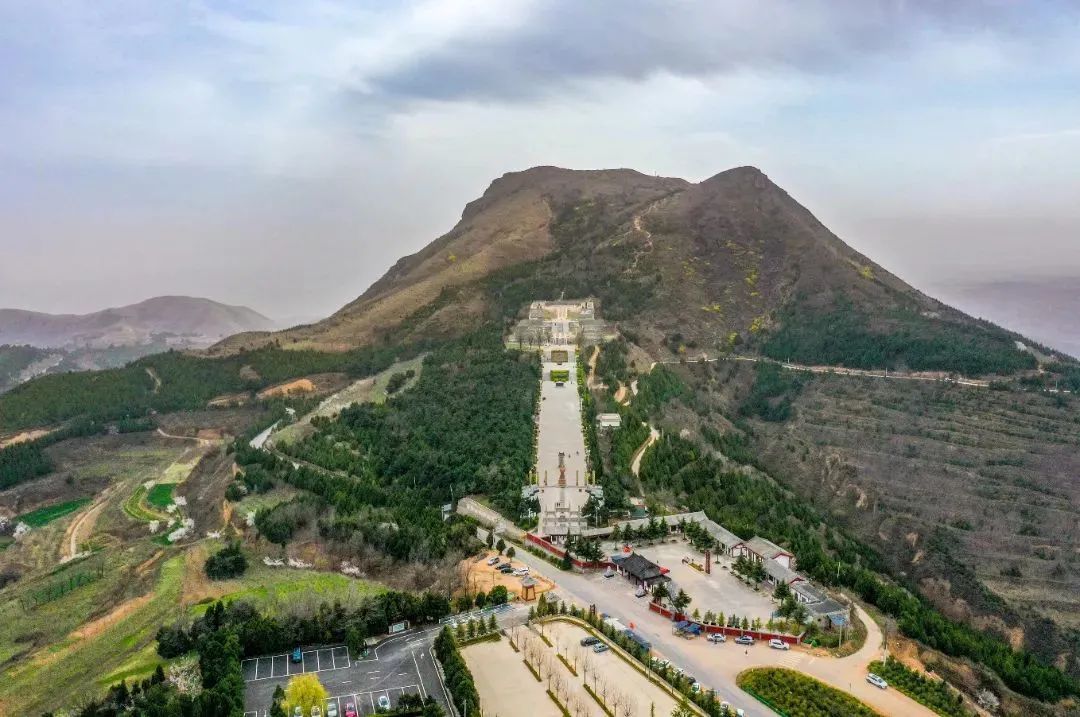 A scenic view of Xianyang Zhaoling Mausoleum