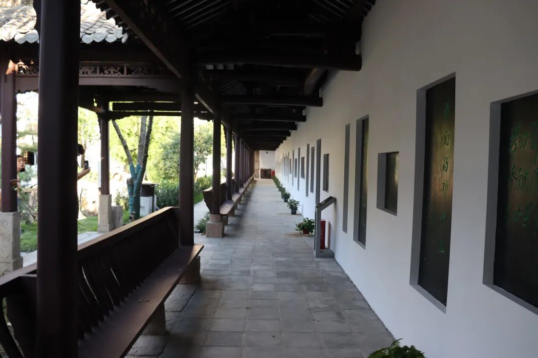 A scenic view of Xinyang Dengyingchaozuju