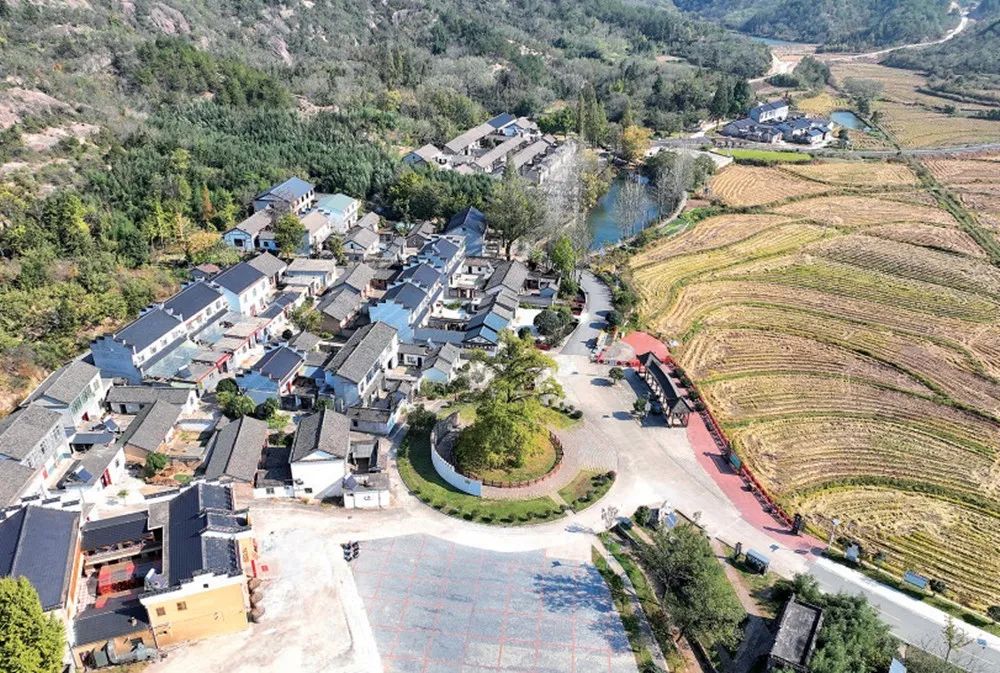 A scenic view of Xinyang Hongershiwujunchangzhengchufadi