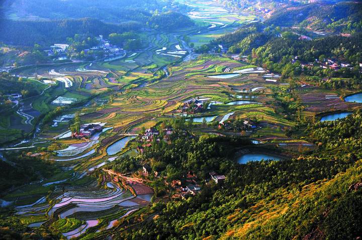 A scenic view of Xinyang Tianhumudi