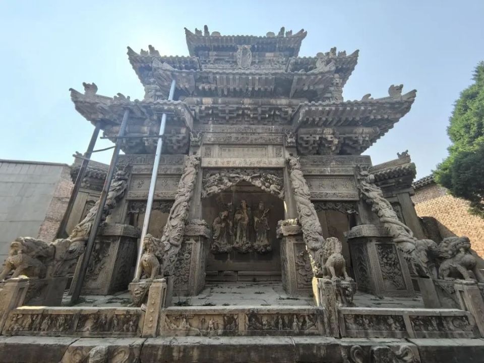 A scenic view of Xinzhou Yangwu Zhushi Pailou