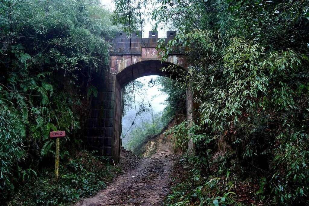 A scenic view of Yaan Chongxiu Daxiangling Qiaolu Bei