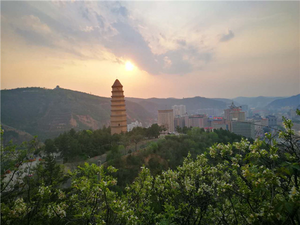 A scenic view of Yanan Baishan Temple Pagoda