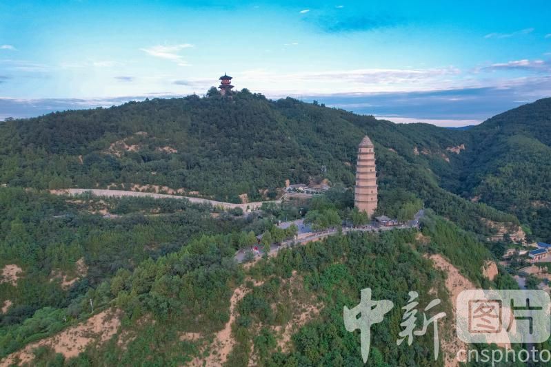 A scenic view of Yanan Fuyan Yuan Pagoda