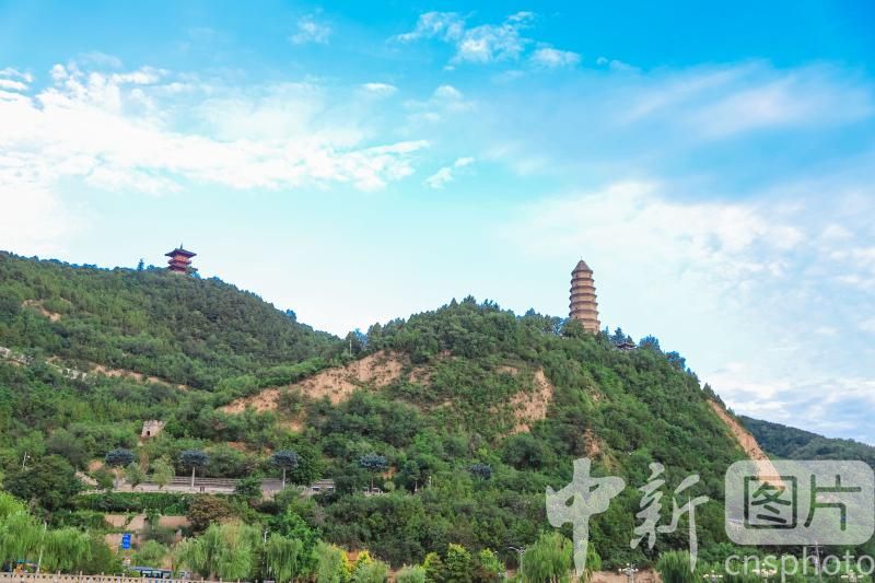 A scenic view of Yanan Fuyan Yuan Pagoda