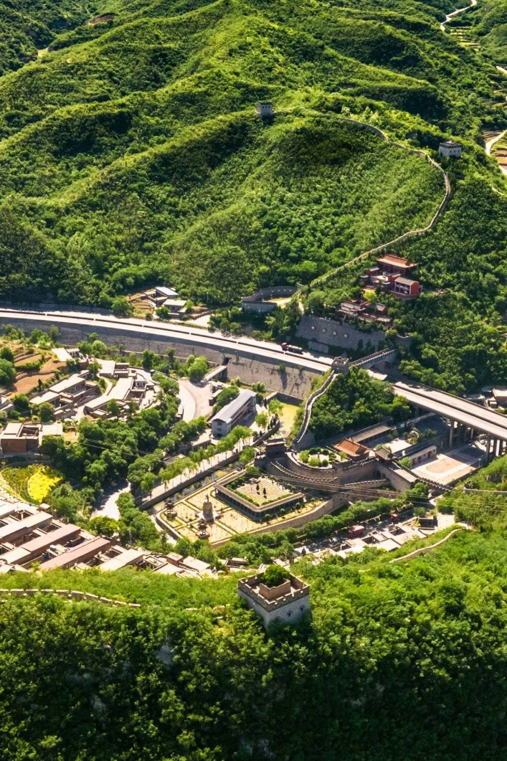 A scenic view of Yangquan Guanshan Shu Yuan