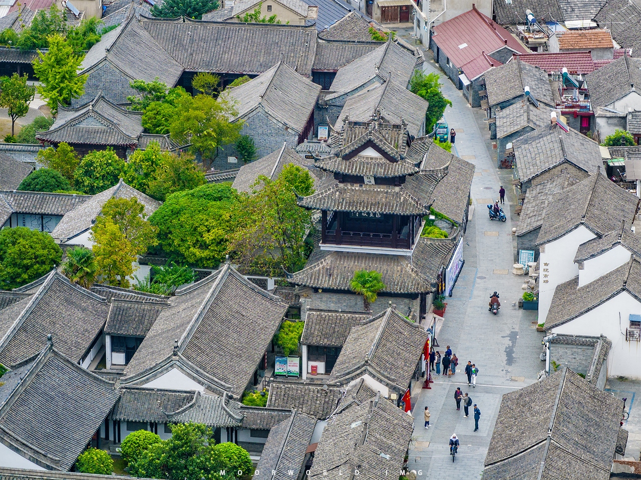 A scenic view of Yangzhou Yuchengyi