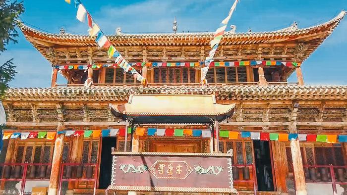 A scenic view of Yili Zhaosu Shengyou Miao