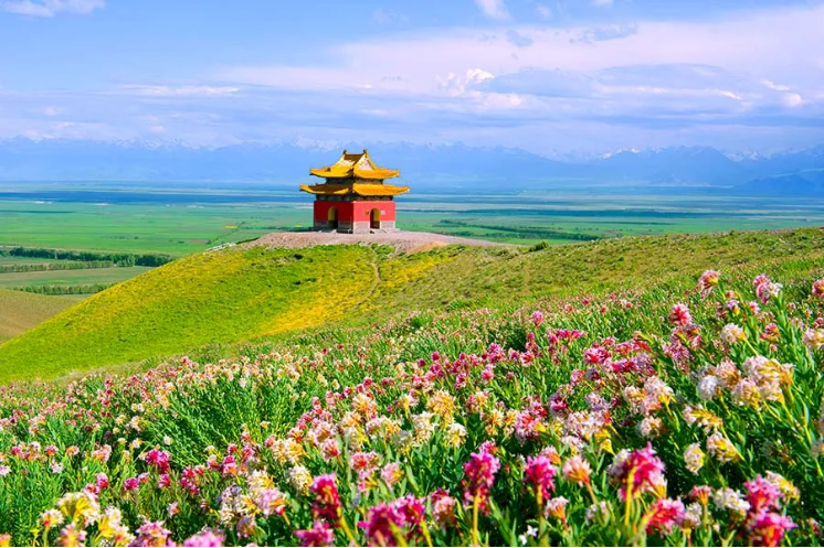A scenic view of Yili Zhaosu Shengyou Miao