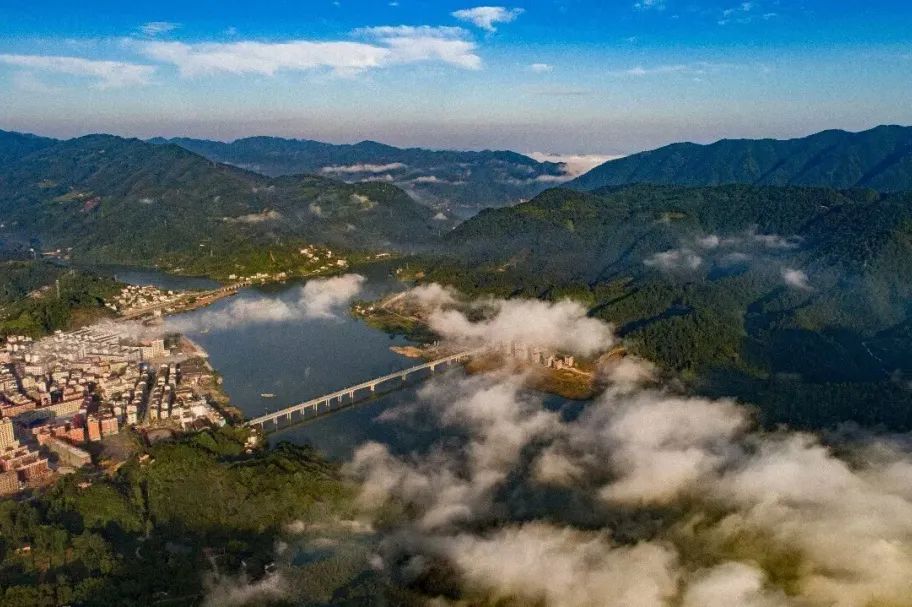 A scenic view of Yiyang Anhua Fengyuqiao