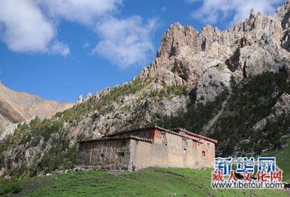 A scenic view of Yushu Gesaer Sanshi Dajiangjun Lingta He Danasi