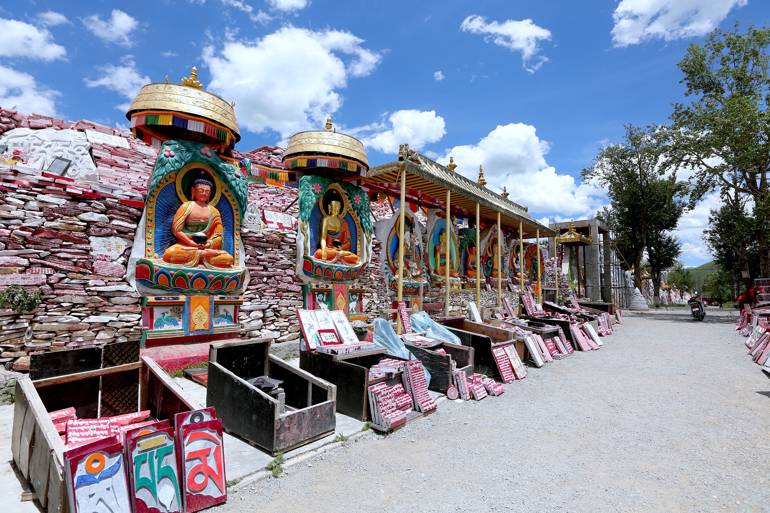 A scenic view of Yushu Xinzhai Jianamani