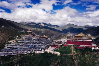A scenic view of Yushu Xinzhai Jianamani
