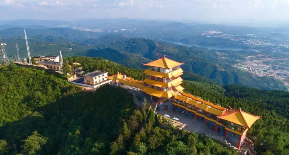 A scenic view of Yuxi Jinlianshan Xueshan Yizhiqun