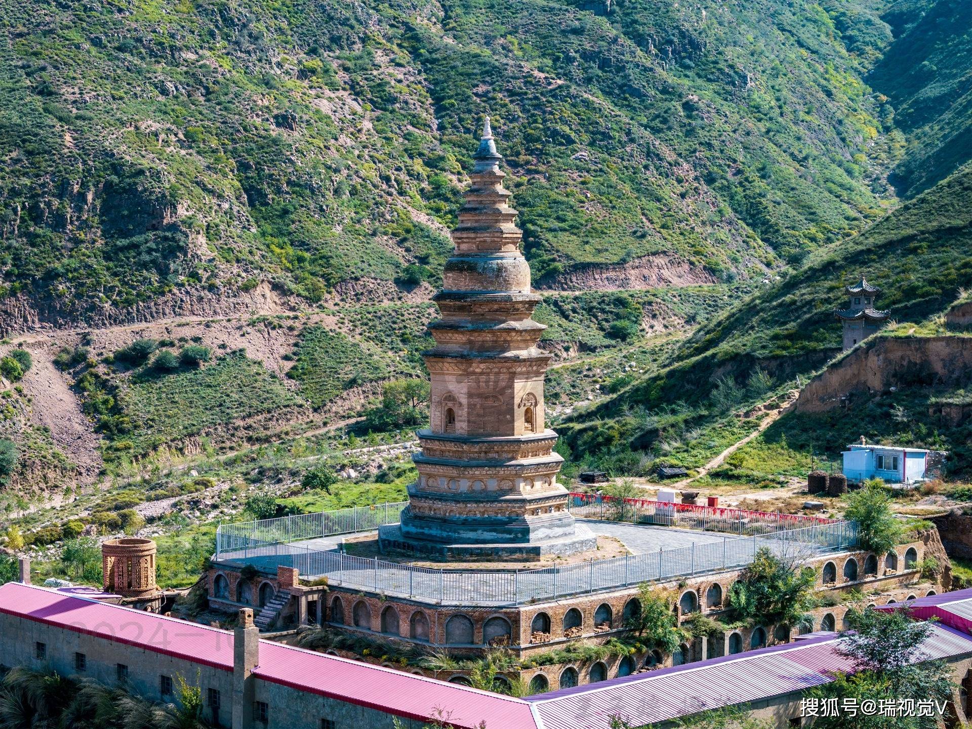 A scenic view of Zhangjiakou Fozhen Sheliluo Niluo Pagoda